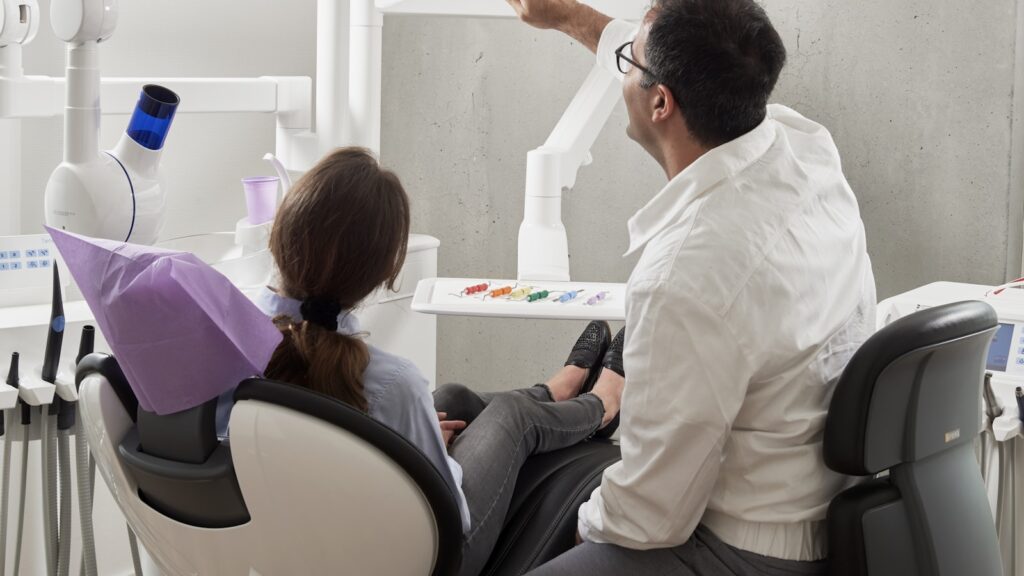Contratar un agente de IA para cl&iacute;nica dental en Ecuador
