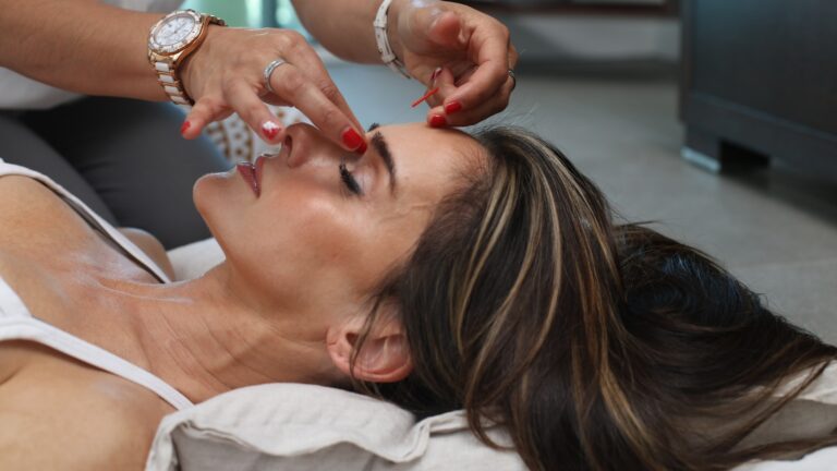 Contratar agente de IA para cl&iacute;nica est&eacute;tica