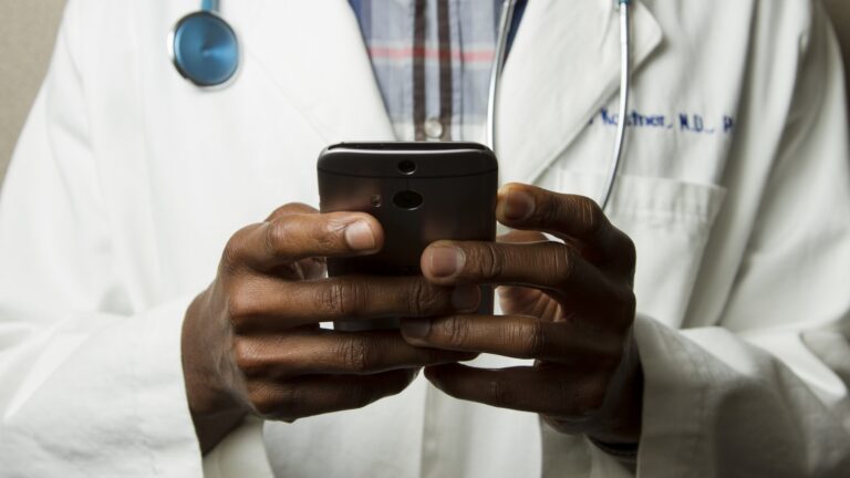 C&oacute;mo funciona un agente de IA en un consultorio m&eacute;dico